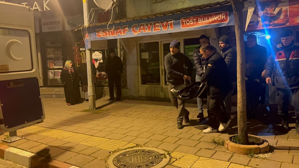 Bartın'da yaşlı çift evlerinde ölü bulundu. Cenazeler, incelemelerin ardından otopsi için Bartın...