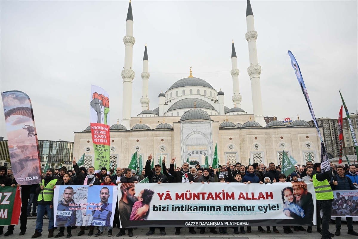 Başakşehir Merkez Camisi avlusunda bir araya gelen Gazze Dayanışma Platformu üyeleri ile...