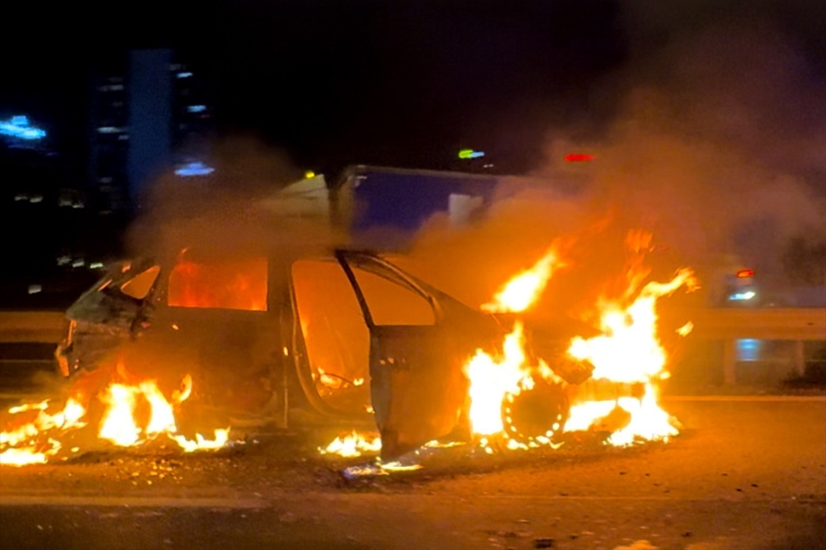 Başakşehir TEM Otoyolu'nda seyir halindeyken alev alan otomobil kullanılamaz hale geldi.