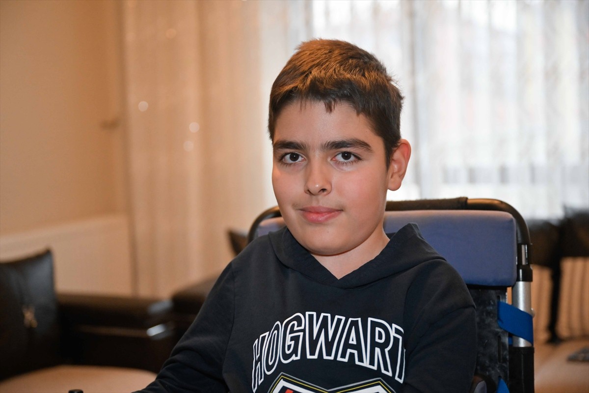 Başkentte akülü araçta hayatını sürdürmesine ve kullanabildiği birkaç parmağına rağmen ilk ve...