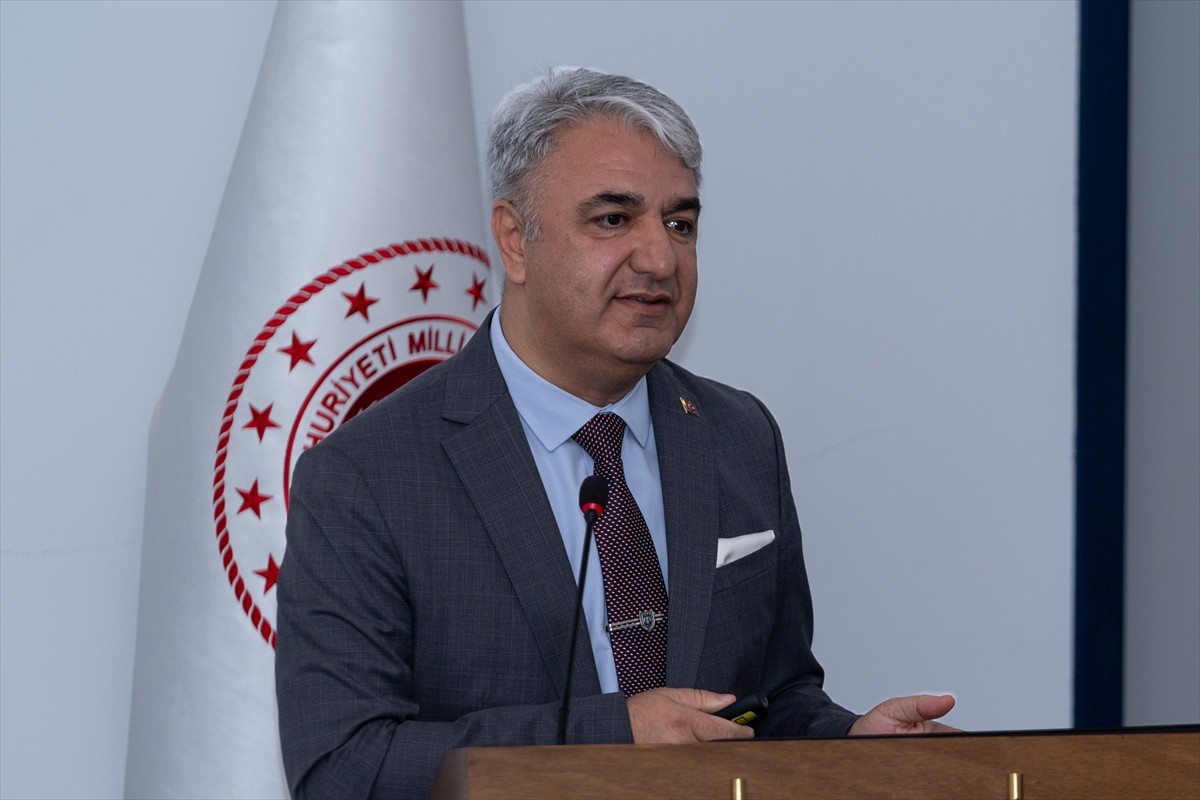 Başkentte çeşitli liselerde öğrenim gören öğrenciler, Yerli Malı Haftası dolayısıyla Milli Savunma...