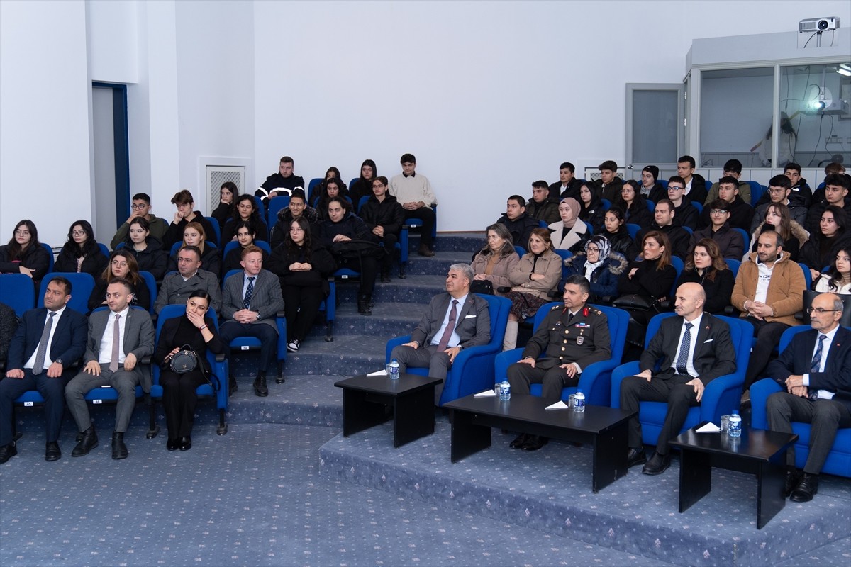 Başkentte çeşitli liselerde öğrenim gören öğrenciler, Yerli Malı Haftası dolayısıyla Milli Savunma...