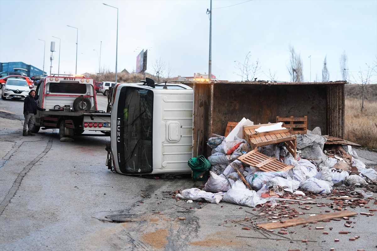Başkentte kontrolden çıkan hafriyat kamyonu park halindeki 11 araca çarparak devrildi.