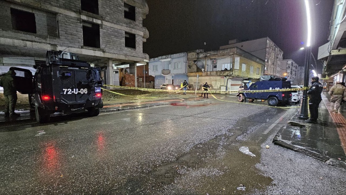 Batman'da meydana gelen silahlı kavgada bir genç hayatını kaybetti. Ekipler olay yerinde çalışma...