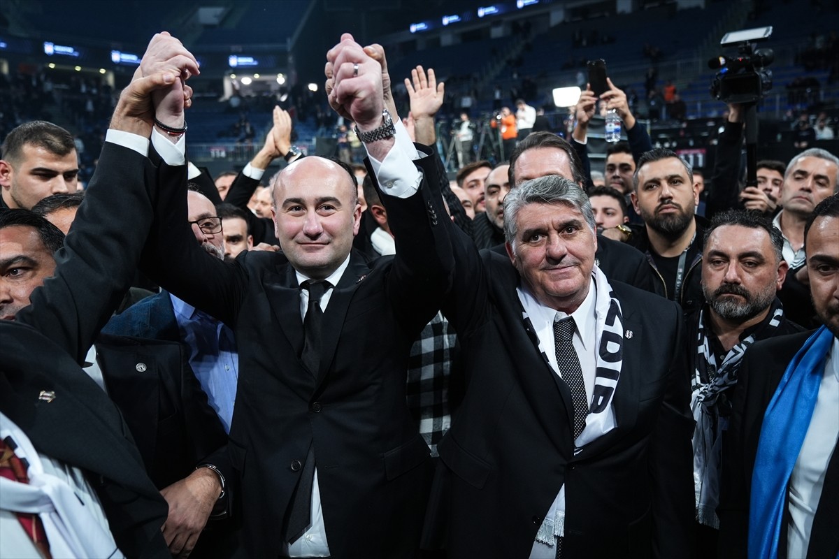 Beşiktaş Kulübünün olağanüstü seçimli genel kurulunda başkan adayları Hüseyin Yücel (solda) ile...