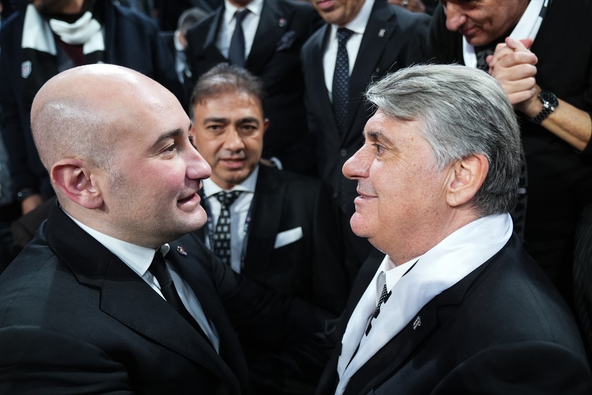 Beşiktaş Kulübünün olağanüstü seçimli genel kurulunda oy sayımına devam edilirken, ilk 20 sandığın...