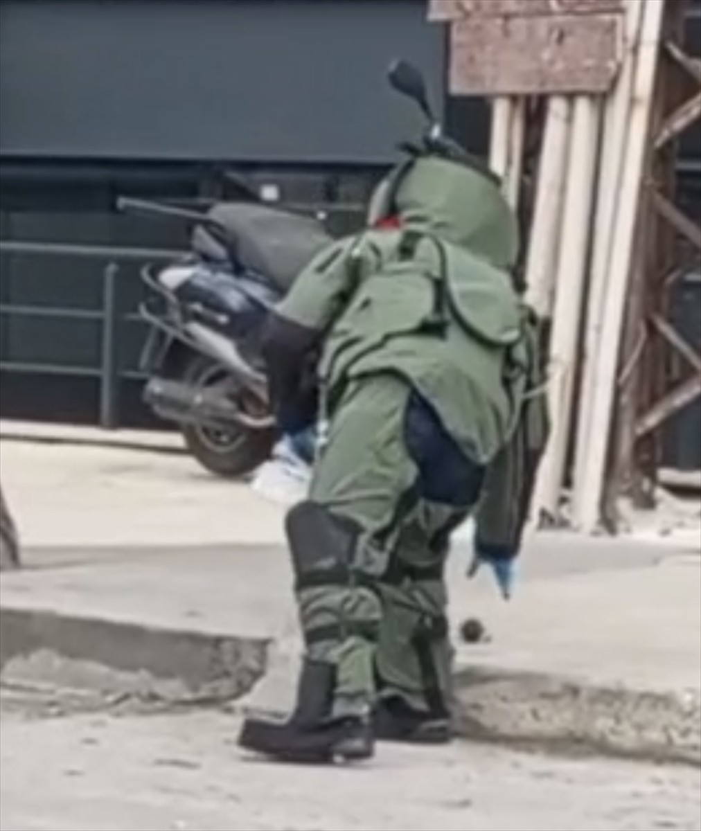 Beylikdüzü'nde kaldırım üzerinde el bombası bulundu. Bölgeye çağırılan bomba imha uzmanları...