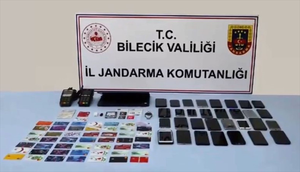 Bilecik merkezli 7 ilde düzenlenen dolandırıcılık operasyonunda gözaltına alınan 19 şüpheliden...