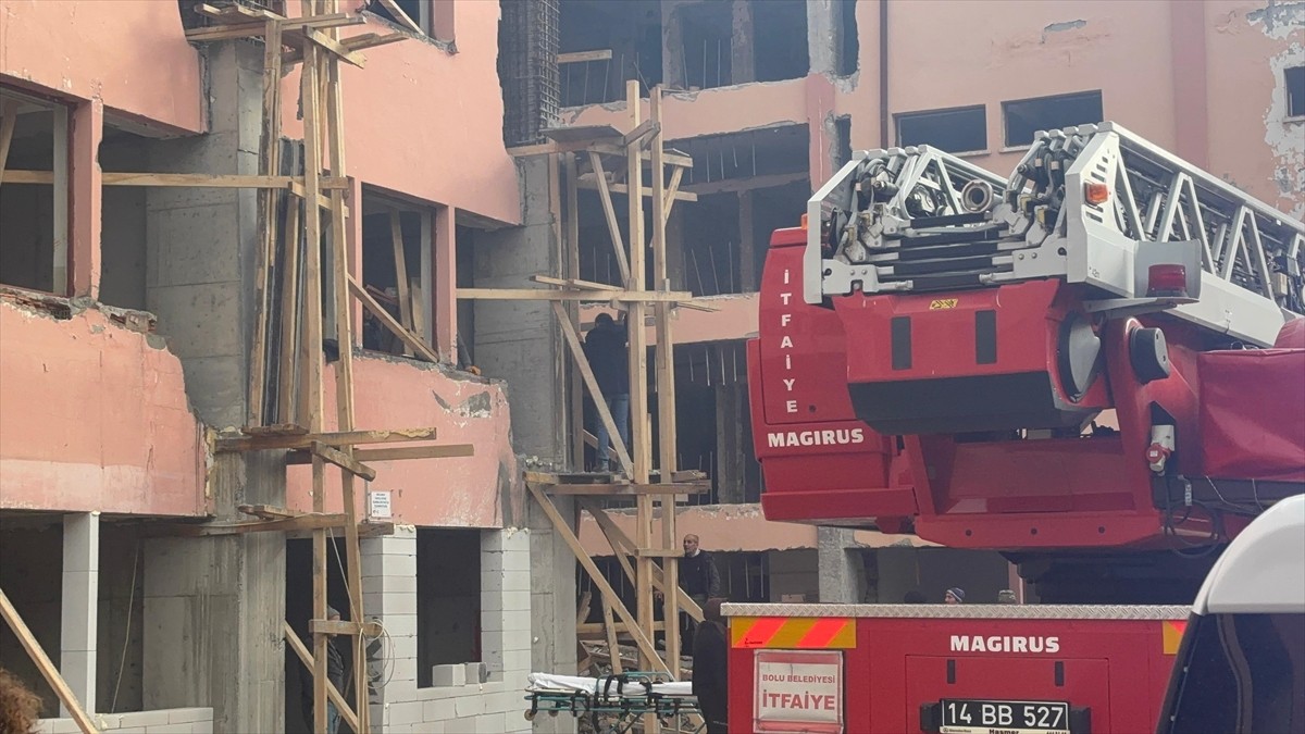 Bolu'da güçlendirme çalışması yapılan binada iskeleden düşen işçi yaralandı. Olay yerine itfaiye...