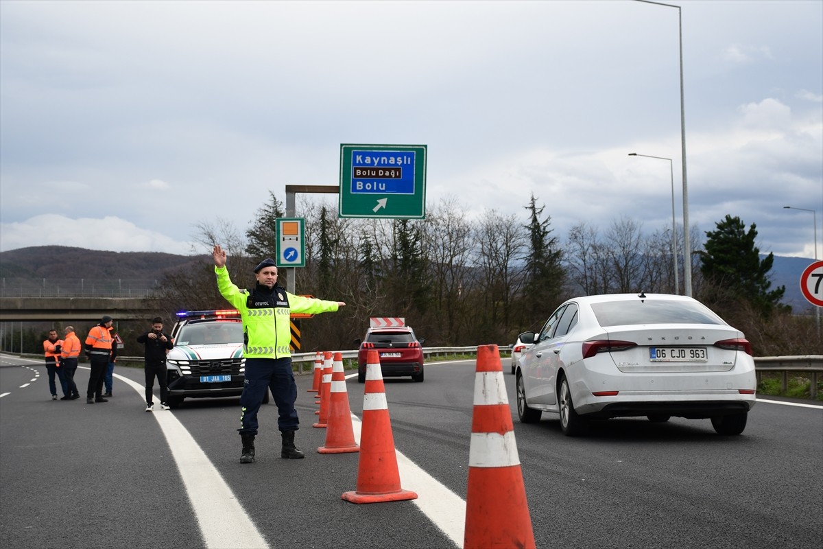 Bolu Dağı Tüneli'nde plaka tanıma sistemi (PTS) kurulum çalışmaları nedeniyle Anadolu Otoyolu'nun...
