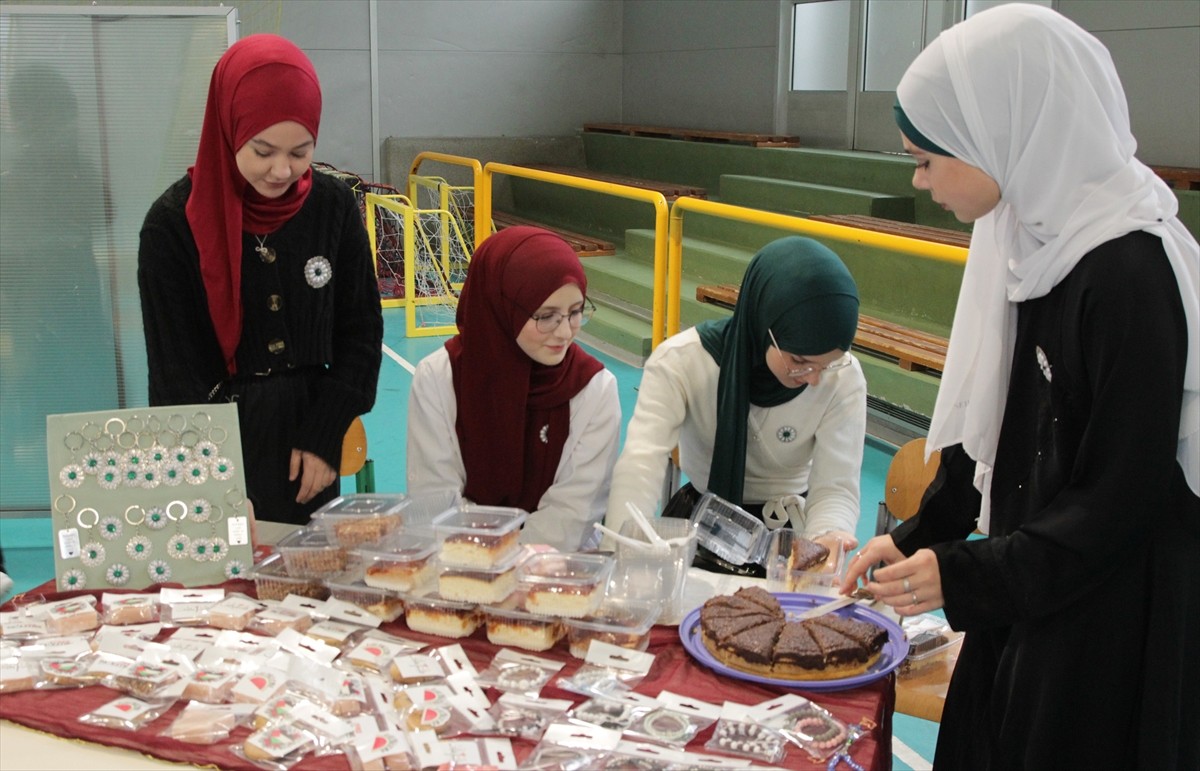 Bosna Hersek'in Tuzla kentinde eğitim gören medrese öğrencileri, İsrail'in saldırılarına uğrayan...
