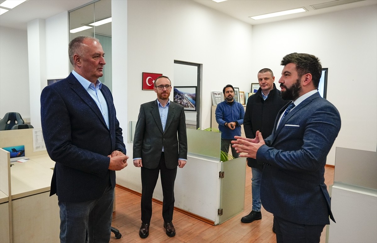 Bosna Hersek Savunma Bakanı Zukan Helez (solda), başkent Saraybosna'daki Anadolu Ajansı (AA)...