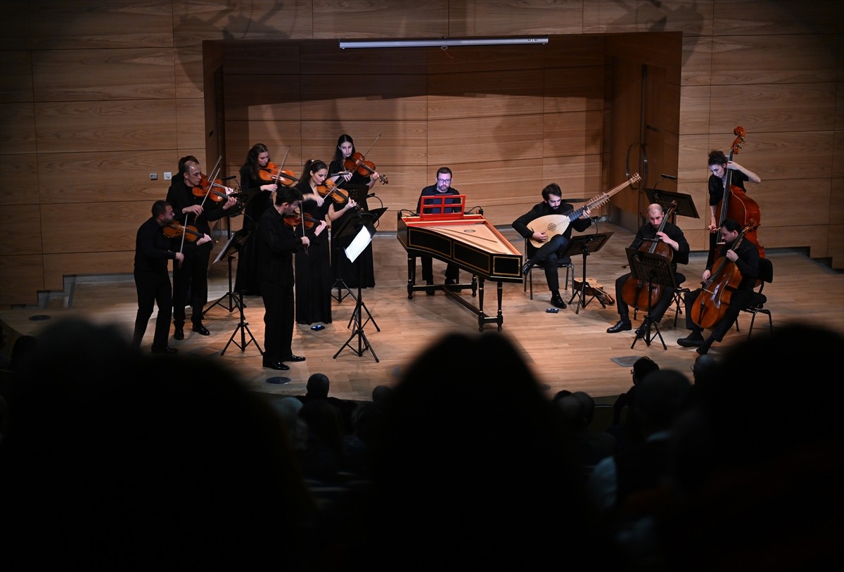 Bu yıl kurulan ve Türkiye'de birkaç "eski müzik" topluluğundan biri olan oda orkestrası Musica...