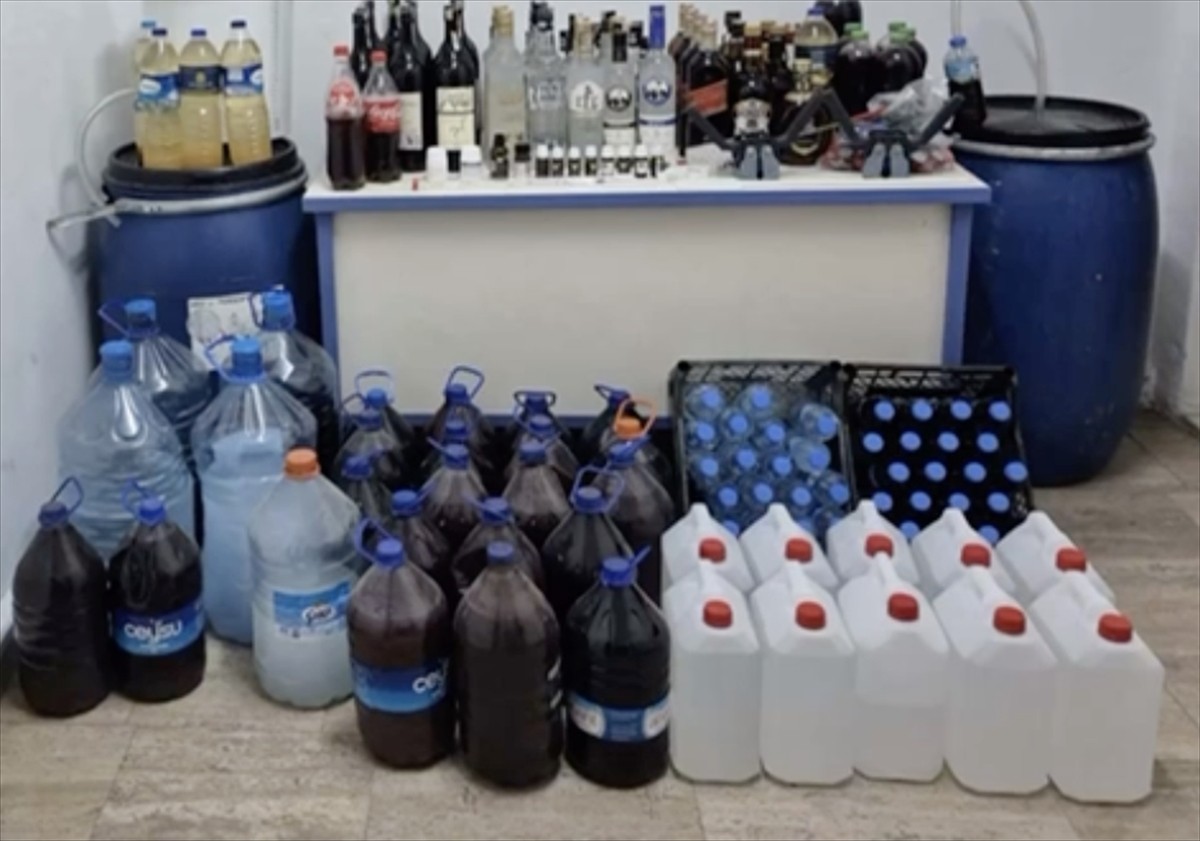 Burdur'da düzenlenen operasyonda, 250 litre el yapımı şarap, 53 litre el yapımı rakı, 30 litre el...