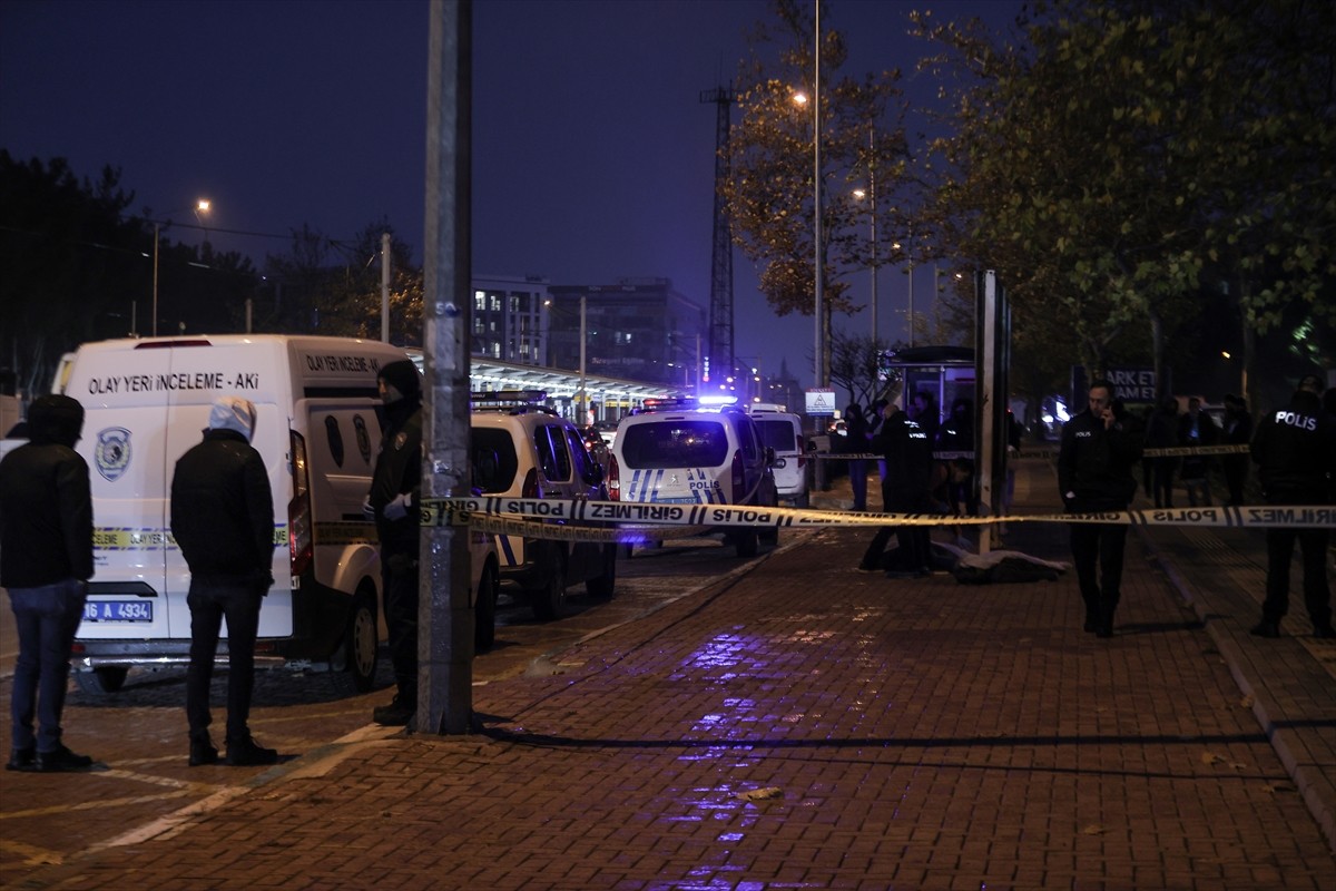 Bursa'da birlikte yaşadığı kadını silahla öldüren kişi intihar etti. Olay yerine sağlık ve polis...