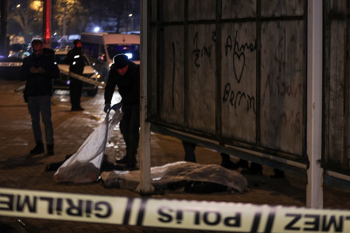 Bursa'da birlikte yaşadığı kadını silahla öldüren kişi intihar etti. Olay yerine sağlık ve polis...