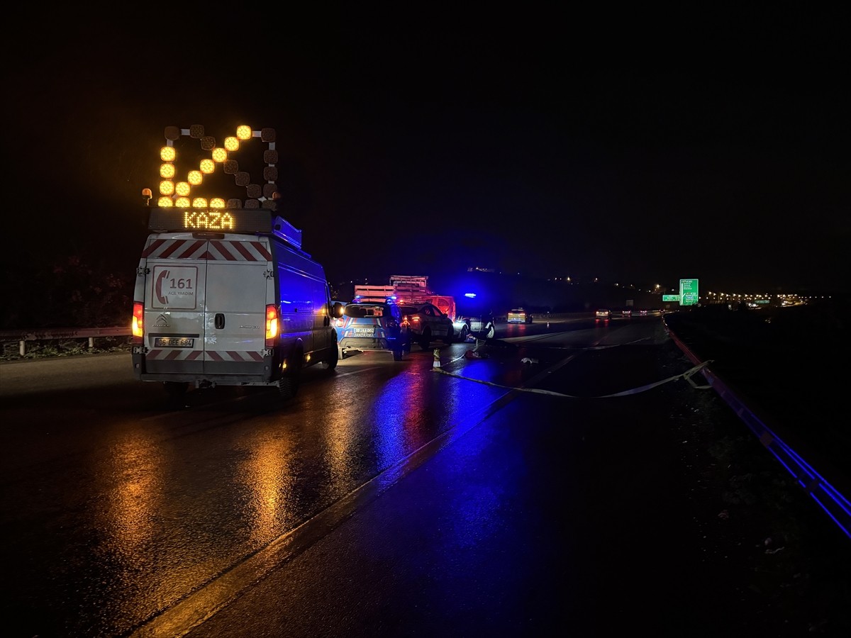 Bursa'da yolun karşısına geçmeye çalışırken tırın çarptığı kişi yaşamını yitirdi.