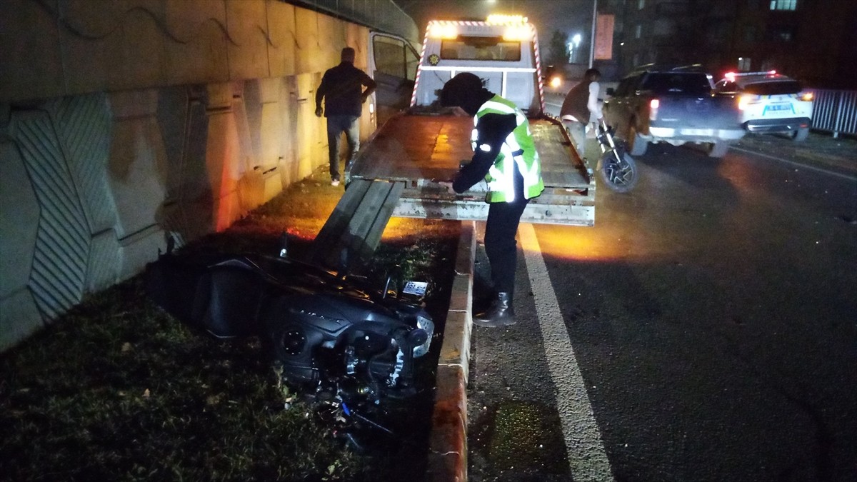 Bursa'nın İnegöl ilçesinde aydınlatma direğine çarpan motosikletin sürücüsü ağır...