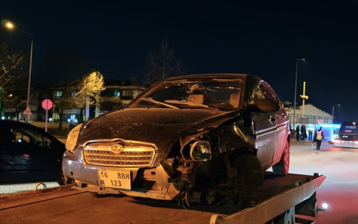 Bursa'nın İnegöl ilçesinde iki otomobilin çarpışması sonucu yaralanan 4 kişi hastaneye...