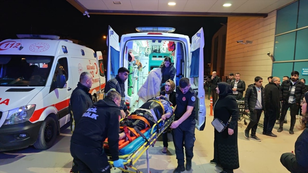 Bursa'nın İnegöl ilçesinde otomobilin şarampole devrilmesi sonucu 3 kişi yaralandı. Yaralılar...