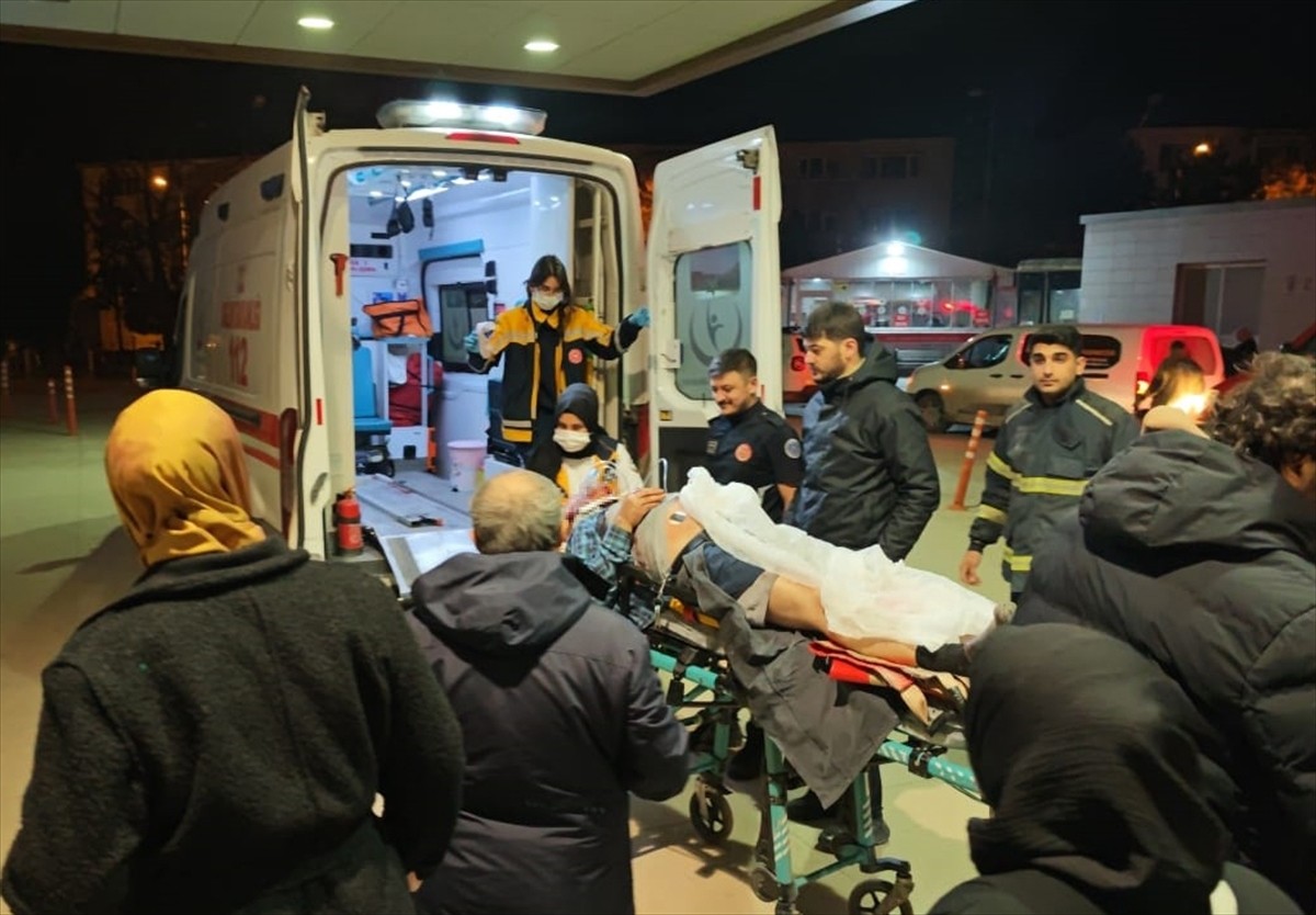 Bursa'nın İnegöl ilçesinde otomobilin şarampole devrilmesi sonucu 3 kişi yaralandı. Yaralılar...