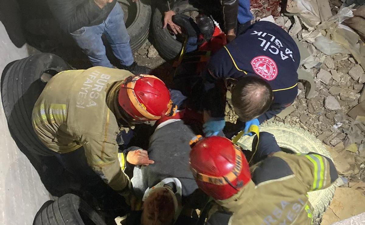 Bursa'nın İnegöl ilçesindeki bir mobilya imalathanesinde yaklaşık 8 metre yükseklikten asansör...