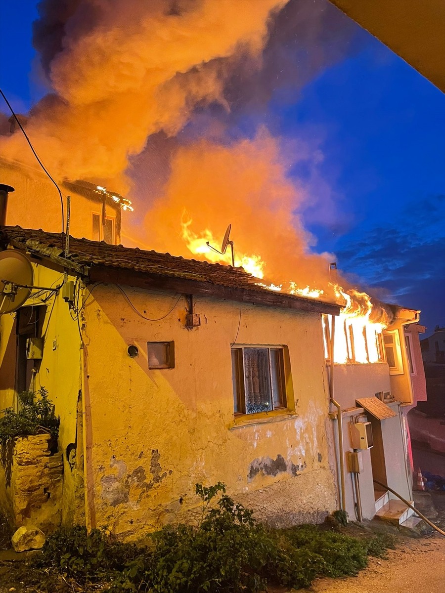 Bursa'nın Mudanya ilçesinde çıkan yangında 5 evde hasar oluştu.
