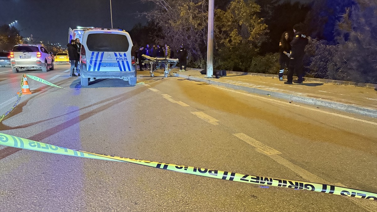 Bursa'nın Nilüfer ilçesinde, otomobile çarpıp savrulan motosikletteki 2 kişi yaşamını yitirdi....