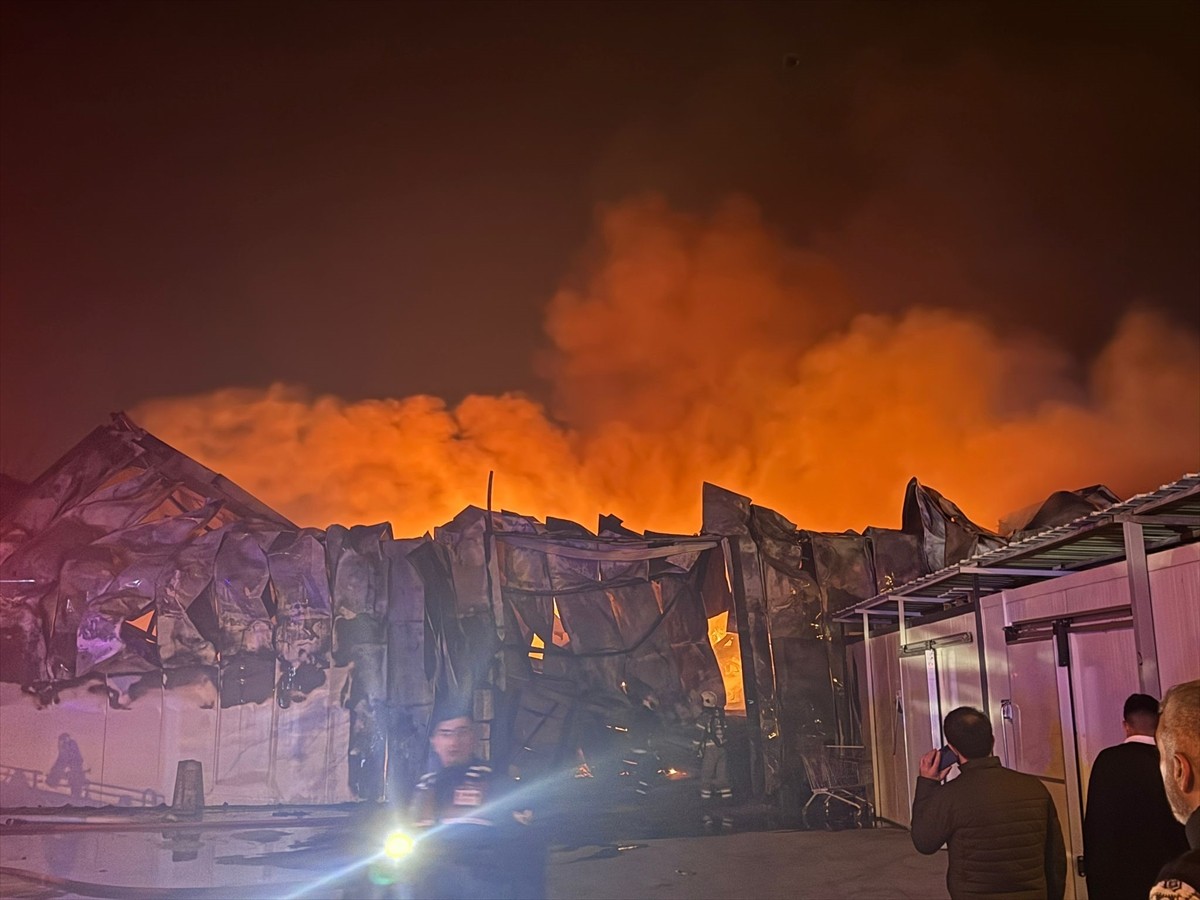  Bursa'nın Yıldırım ilçesinde bulunan gıda deposunda çıkan yangın söndürülmeye...