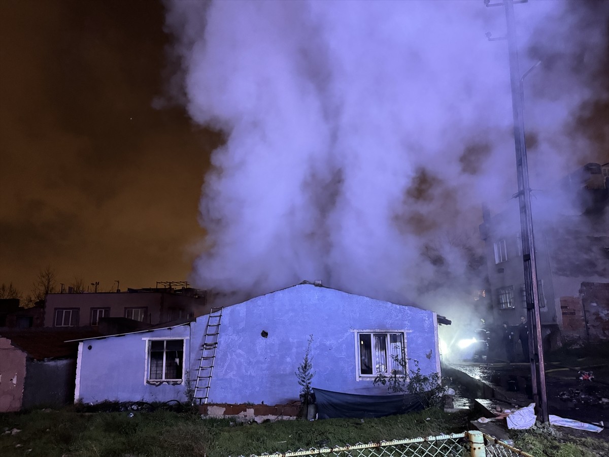 Bursa'nın Yıldırım ilçesinde tek katlı evde çıkan yangın itfaiye ekiplerince...