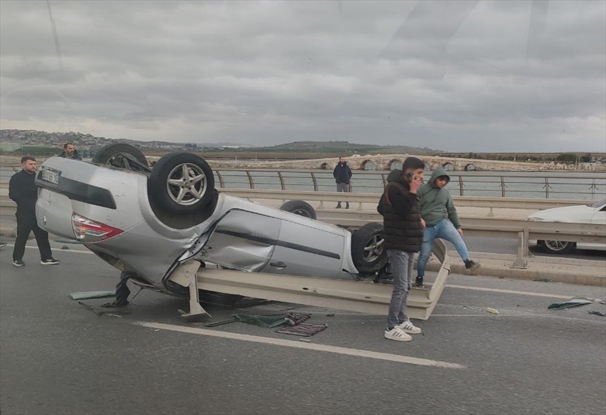 Büyükçekmece'de hafif ticari araçla çarpıştıktan sonra takla atan otomobil bariyere...