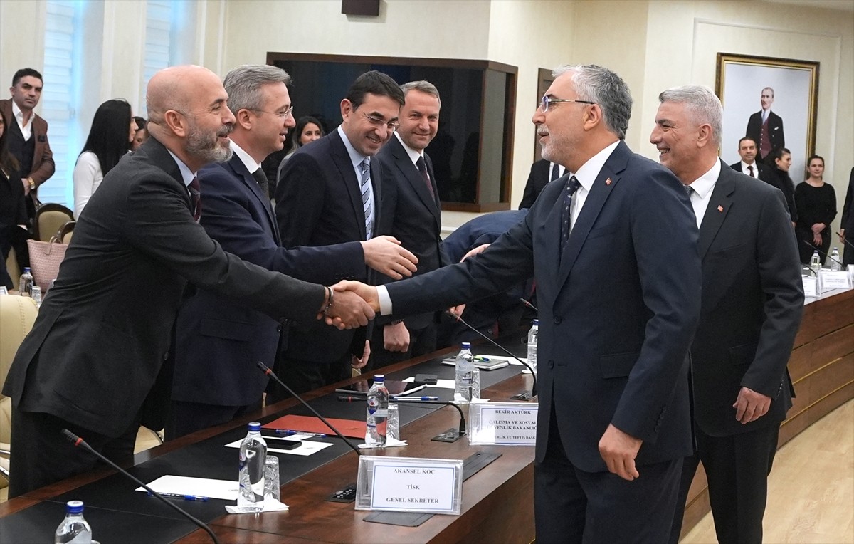 Çalışma ve Sosyal Güvenlik Bakanı Vedat Işıkhan ile Ticaret Bakanı Ömer Bolat, "Perakendeciler...