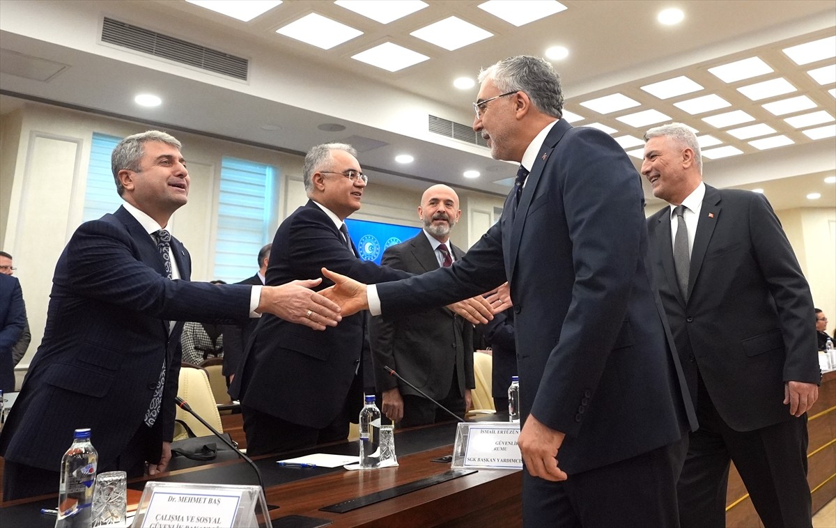 Çalışma ve Sosyal Güvenlik Bakanı Vedat Işıkhan ile Ticaret Bakanı Ömer Bolat, "Perakendeciler...