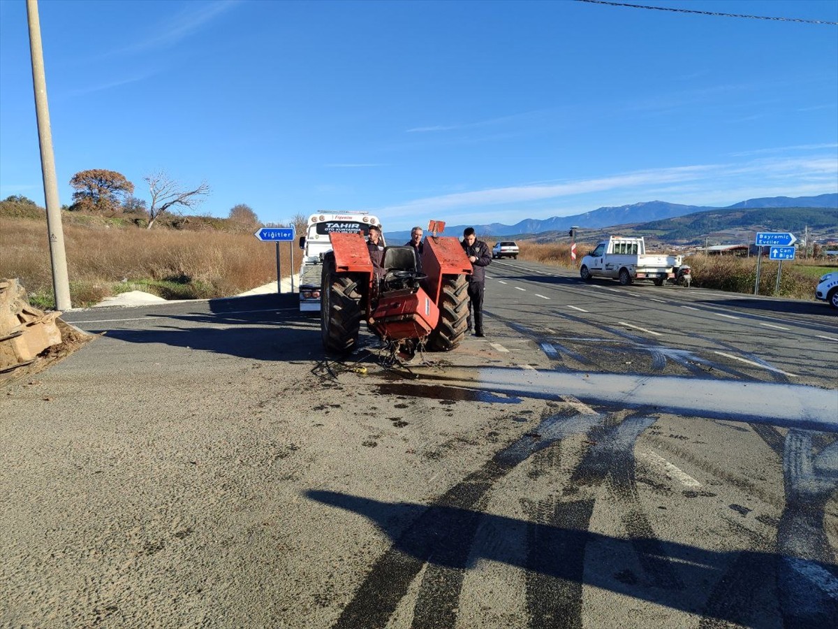 Çanakkale'nin Bayramiç ilçesinde minibüs ile traktörün çarpışması sonucu yaralanan 2 kişi...