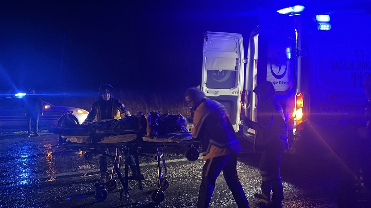 Çanakkale'nin Çan ilçesinde, işçi servisi ile otomobilin çarpışması sonucu 4 kişi yaralandı....