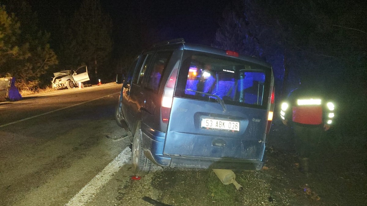 Çanakkale'nin Yenice ilçesinde otomobil ve hafif ticari aracın çarpışması sonucu 1 kişi öldü, 2...
