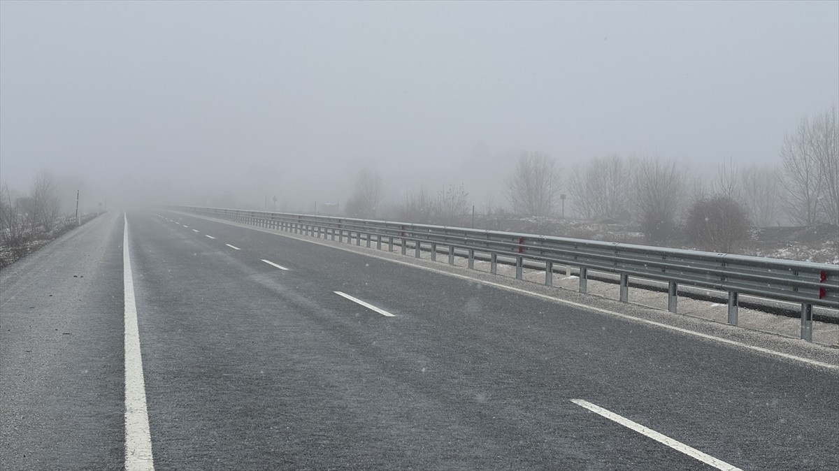 Çankırı-Kastamonu kara yolunun İndağı mevkisinde sis etkili oluyor.