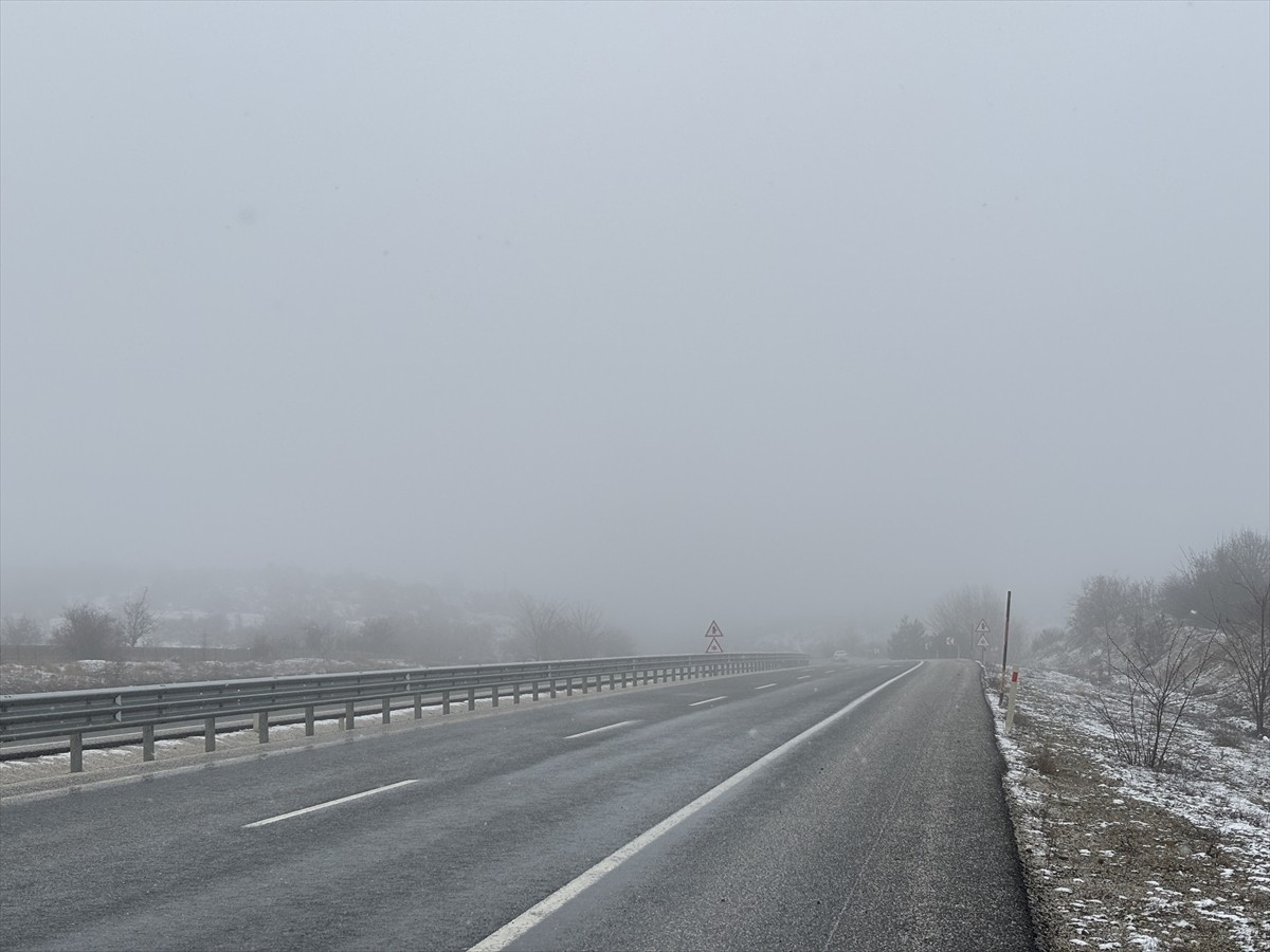 Çankırı-Kastamonu kara yolunun İndağı mevkisinde sis etkili oluyor.