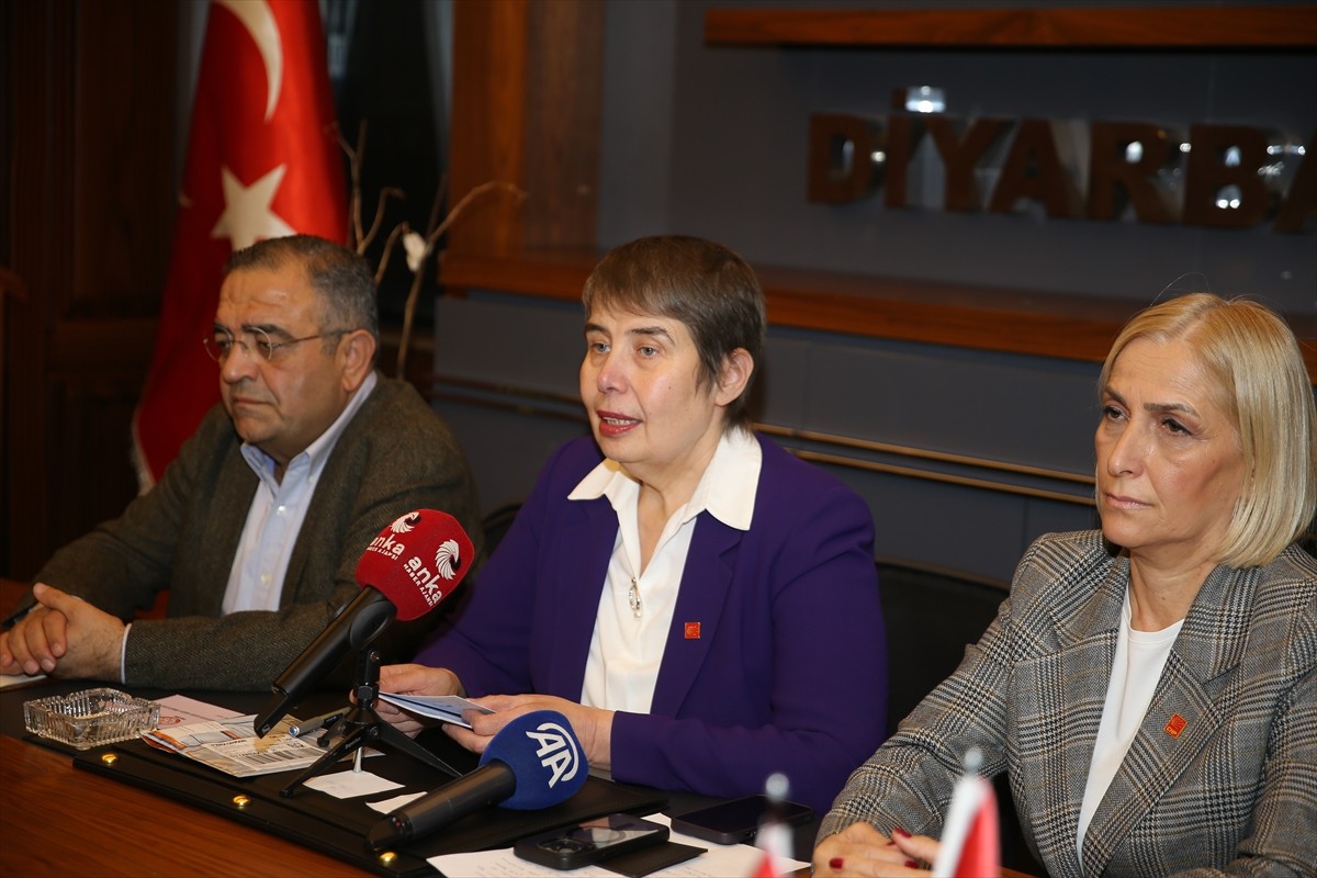 CHP Genel Başkan Yardımcısı Zeliha Aksaz Şahbaz, Diyarbakır'da partililerle bir araya geldi.