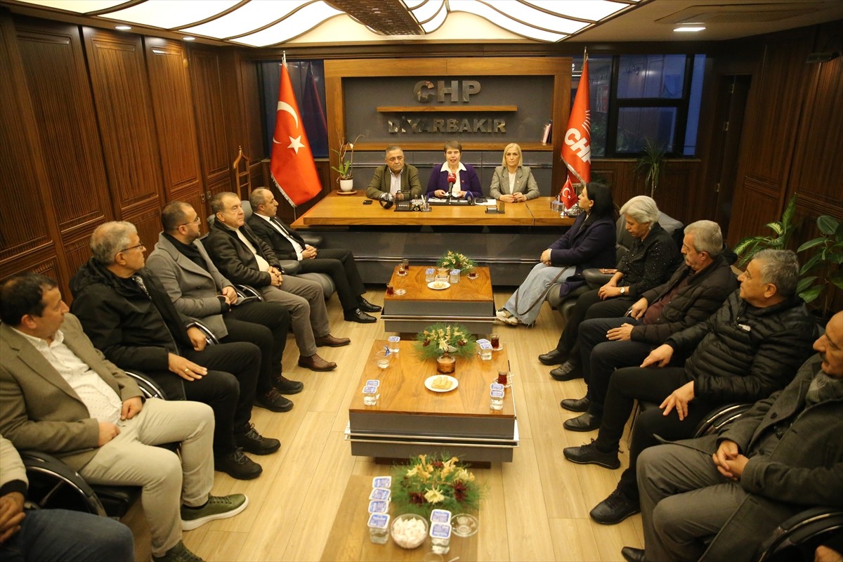 CHP Genel Başkan Yardımcısı Zeliha Aksaz Şahbaz, Diyarbakır'da partililerle bir araya geldi.