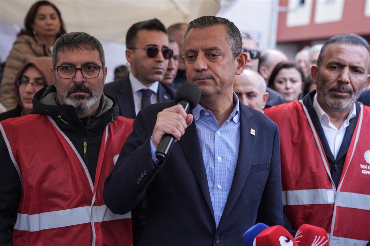 CHP Genel Başkanı Özgür Özel, işten çıkarıldıktan sonra eylem başlatan Polonez firması işçilerine...