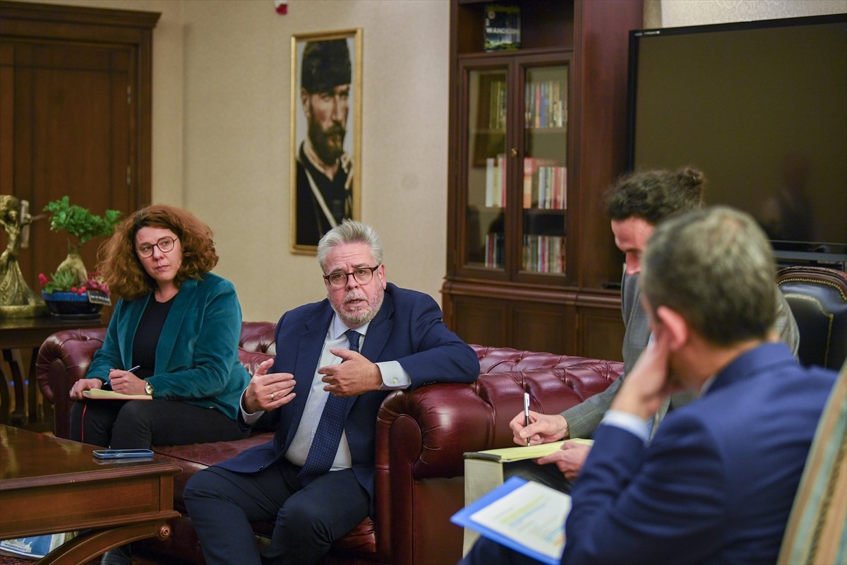 CHP Genel Başkanı Özgür Özel (ortada), Avrupa Parlamentosu Türkiye Raportörü Nacho Sanchez Amor...