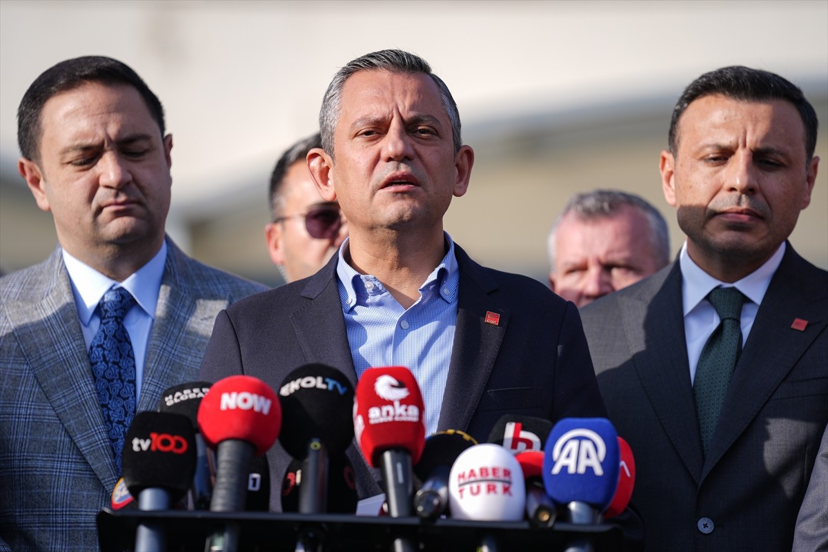 CHP Genel Başkanı Özgür Özel, "silahlı terör örgütü PKK/KCK üyesi olmak" suçundan tutuklanmasının...