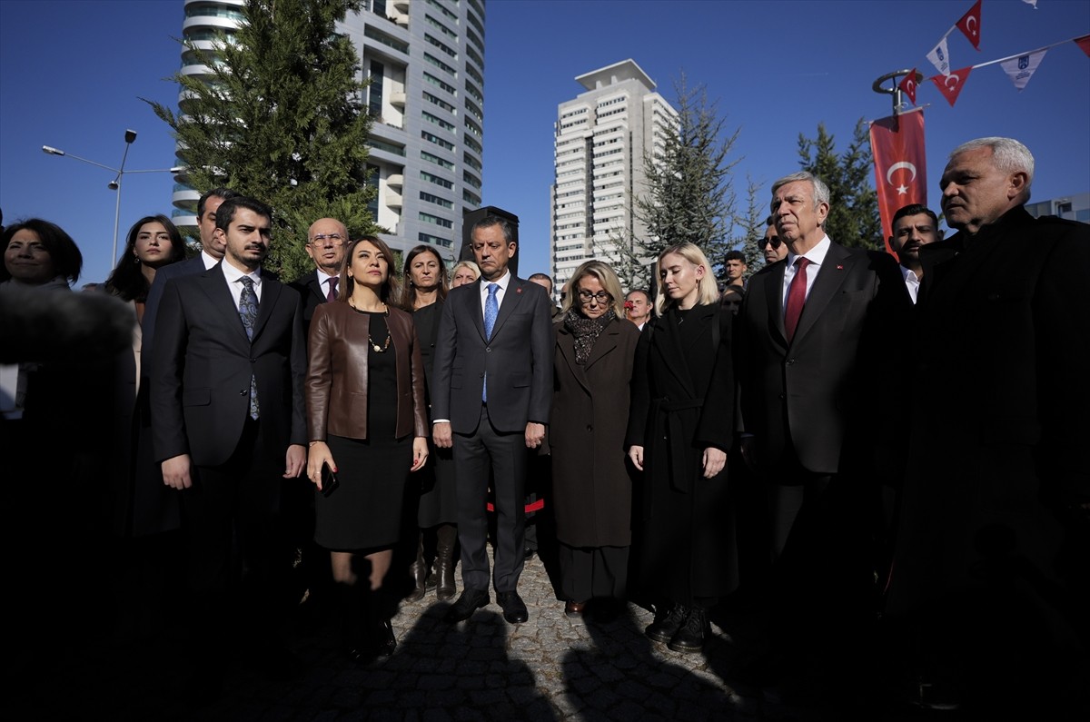 CHP Genel Başkanı Özgür Özel (sağ 2), Çankaya Belediye Başkanı Hüseyin Can Güner (solda) ve Necip...