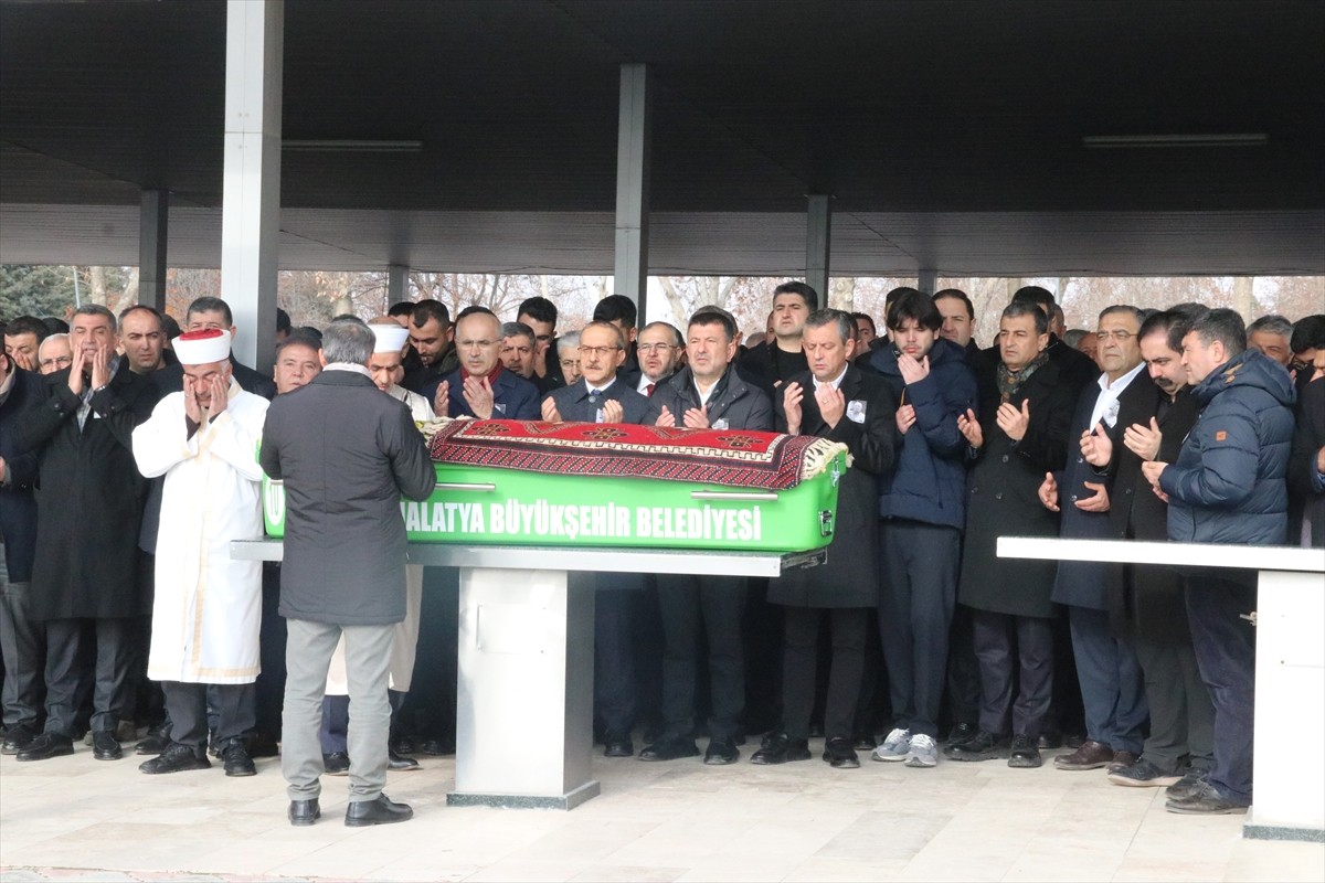 CHP Genel Başkanı Özgür Özel (sağ 3), CHP Malatya Milletvekili Veli Ağbaba'nın (sağ 4) babası...