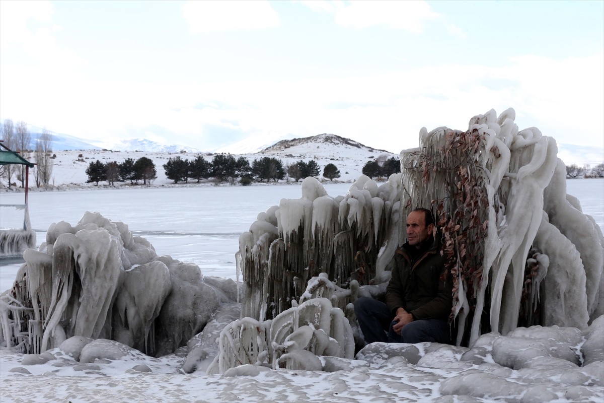 Çıldır Gölü'nün kıyısında buzlanma sonrası oluşan görüntüler kutupları andırıyor. Hava...