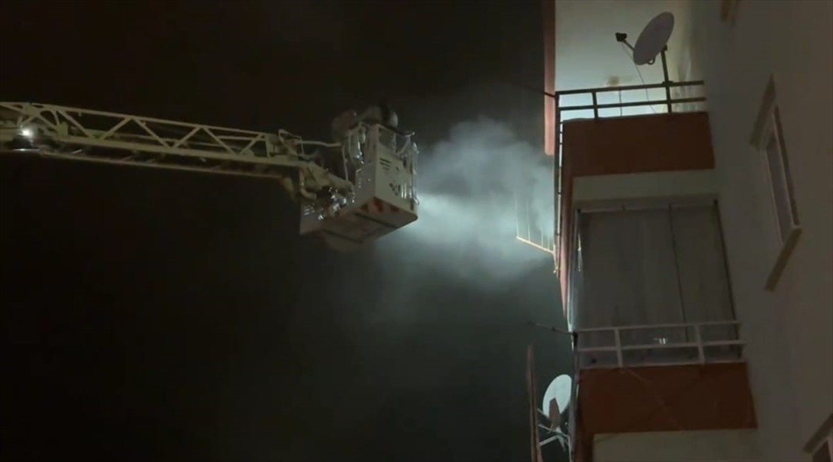 Çorum'da yangın çıkan apartmanın 4. katında mahsur kalan 2 kişi itfaiye ekiplerince...