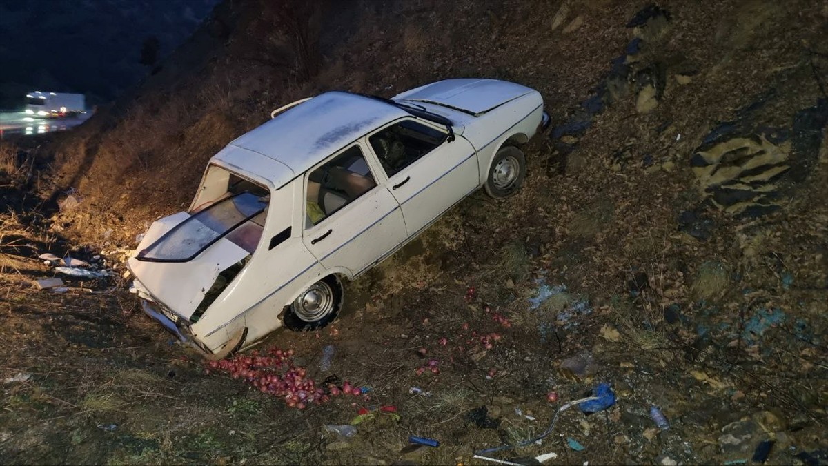 Çorum'un Alaca ilçesinde aynı noktada 10 dakika arayla meydana gelen 2 trafik kazasında 5 kişi...