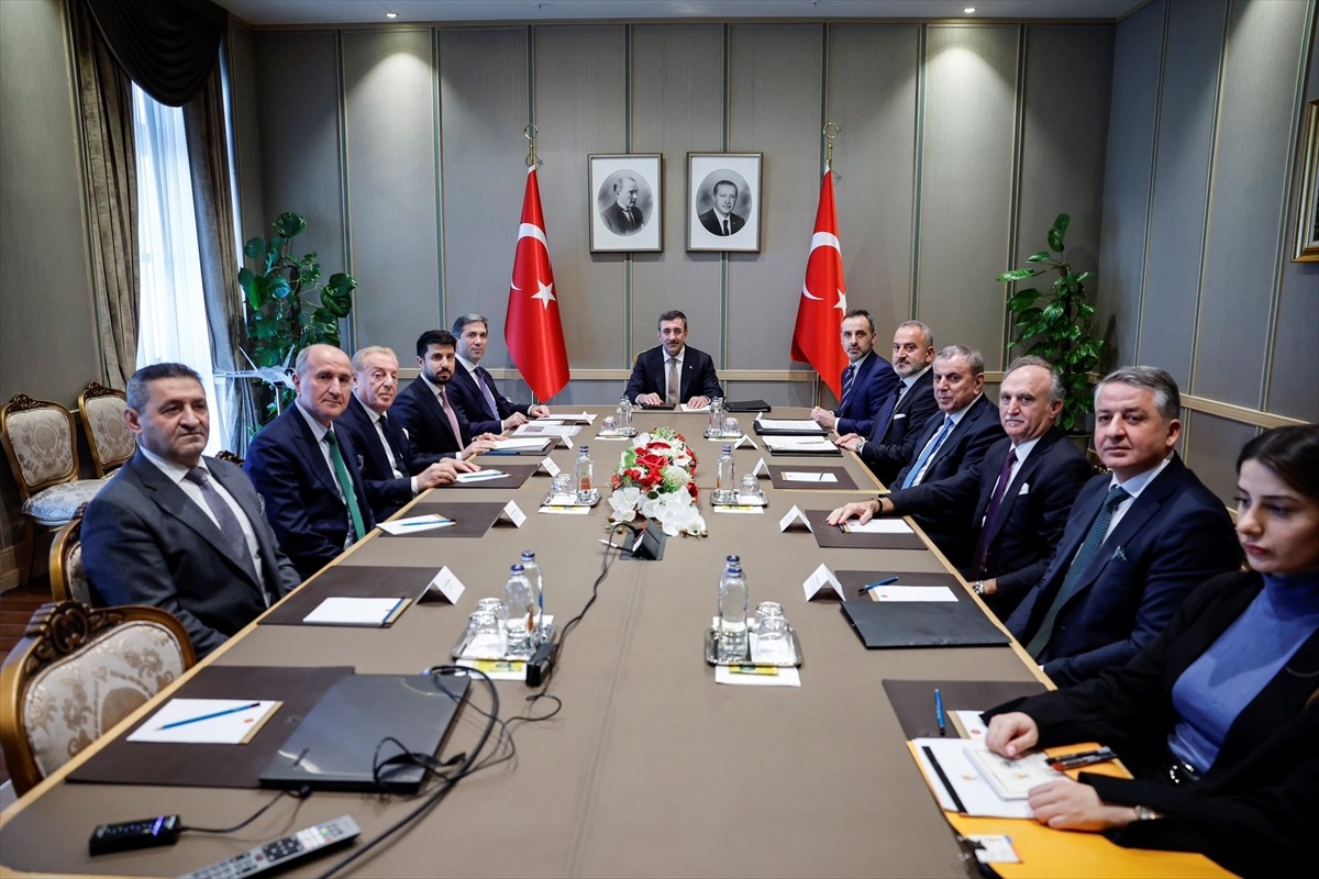 Cumhurbaşkanı Yardımcısı Cevdet Yılmaz (ortada), AK Parti Genel Başkan Yardımcısı Zafer Sırakaya...