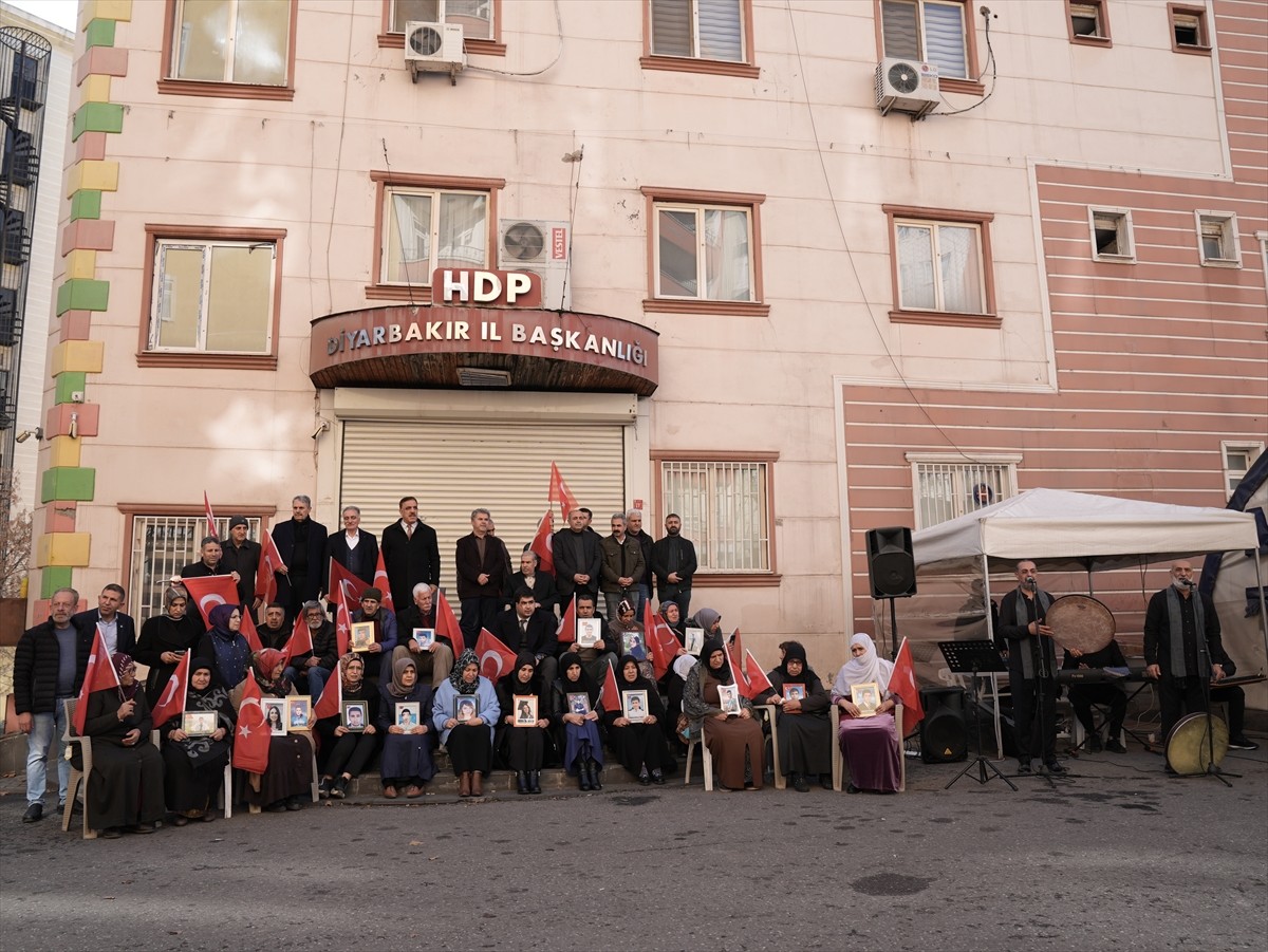 Dağa kaçırılan çocukları için eski HDP il binası önünde oturma eylemi yapan Diyarbakır anneleri...